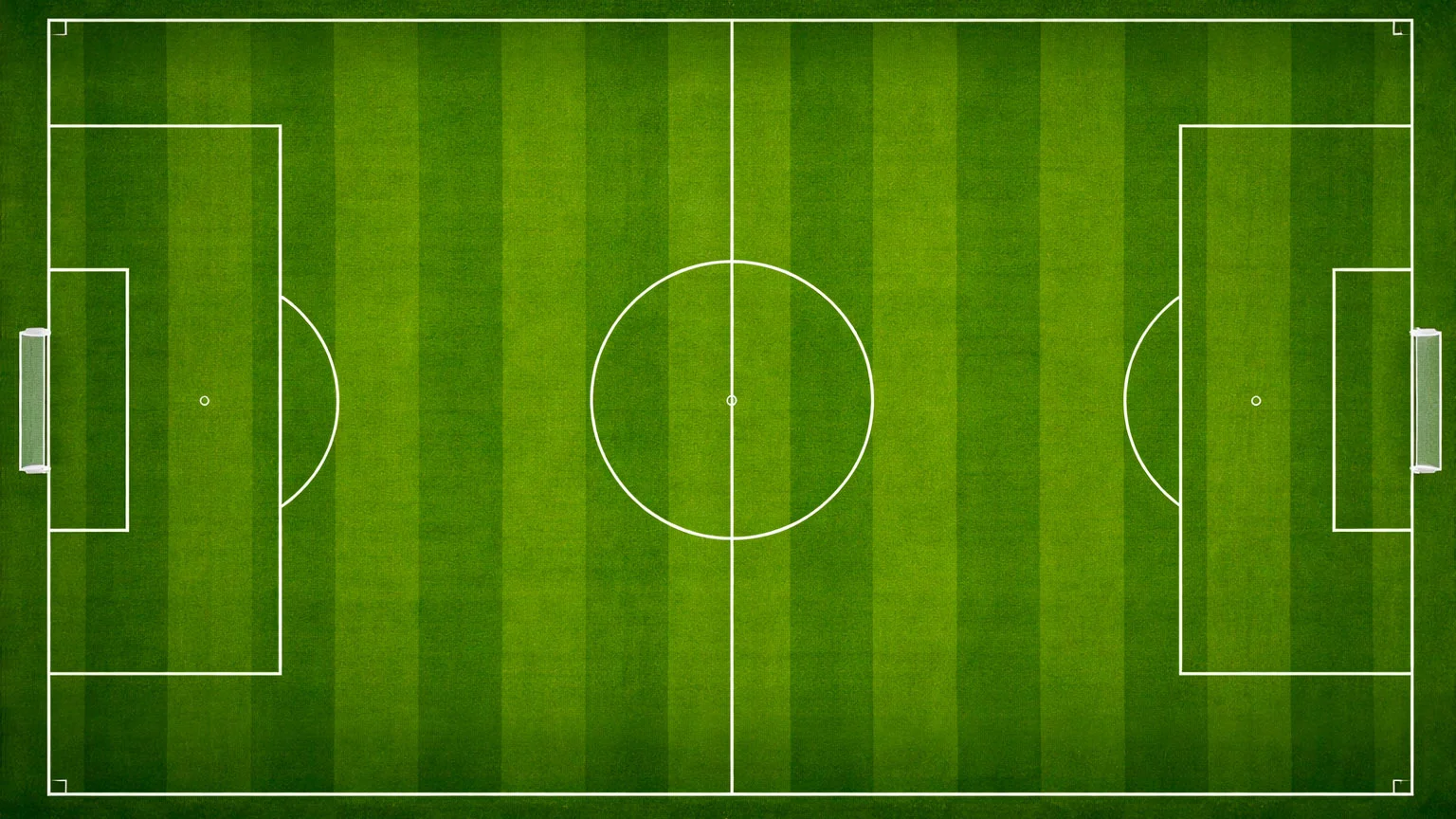 Campo da calcio verde visto dall'alto con linee bianche